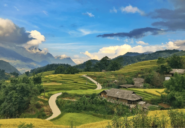 Ý Linh Hồ - Vẻ đẹp hoang sơ chinh phục du khách 1 vouchersapa 2025 08 15T203954.685