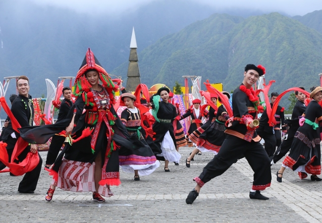 Lễ hội khèn hoa Sapa - Bản hòa ca mùa xuân của tâm hồn H'Mông 1 Lễ hội khèn hoa Sapa - Bản hòa ca mùa xuân của tâm hồn H'Mông